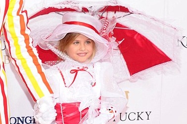 Con gái người mẫu quá cố sành điệu khi dự tiệc