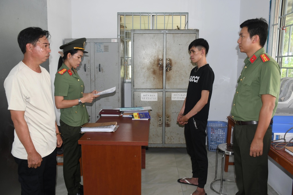 Bắt giữ đối tượng cầm súng đi giải quyết mâu thuẫn - 1 Bắt giữ đối tượng cầm súng đi giải quyết mâu thuẫn - 1