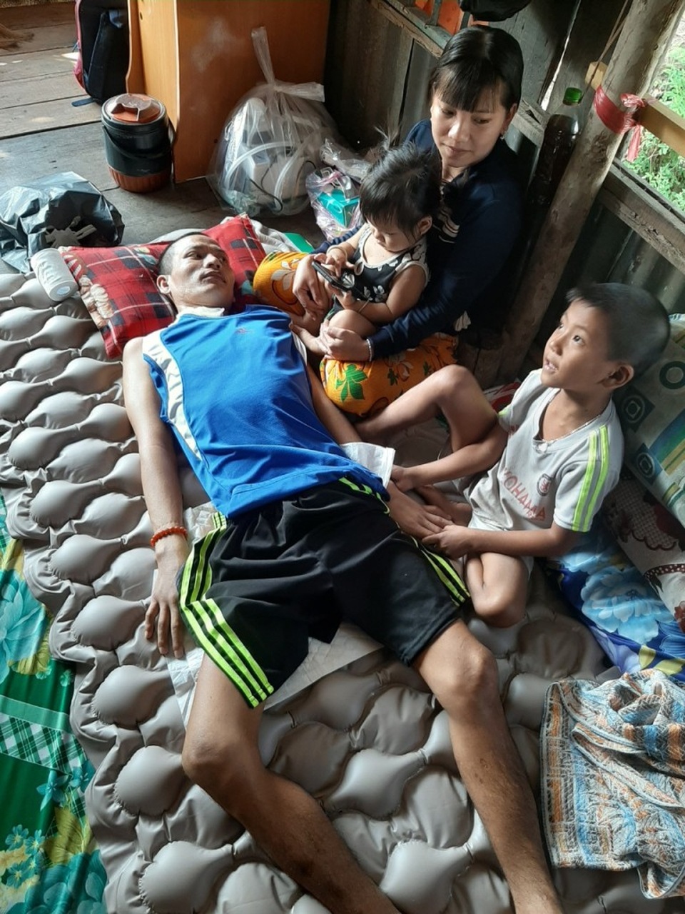 Xót xa cảnh người cha trẻ nằm liệt giường, hai con nhỏ mờ mịt tương lai - 1 Xót xa cảnh người cha trẻ nằm liệt giường, hai con nhỏ mờ mịt tương lai - 1
