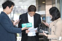 Jung Joon Young cúi đầu xin lỗi và bật khóc khi tới tòa án