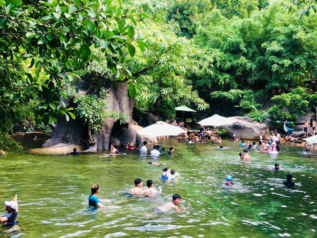 Mùa thu khu du lịch Công viên suối khoáng nóng Núi Thần Tài có gì? - 2 Mùa thu khu du lịch Công viên suối khoáng nóng Núi Thần Tài có gì? - 2