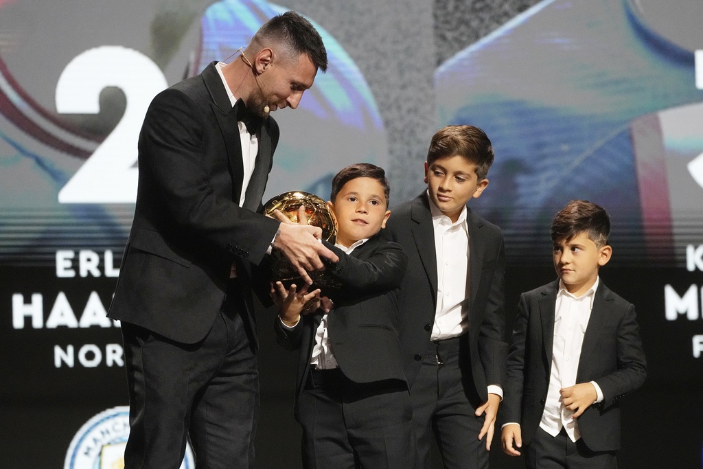 Messi nhắc đến Maradona trong ngày giành Quả bóng vàng 2023 - 2 Messi nhắc đến Maradona trong ngày giành Quả bóng vàng 2023 - 2