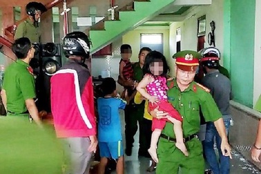 Giải cứu 3 trẻ nhỏ bị cha nhốt trong phòng, đòi đốt nhà tự thiêu