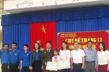 Tặng giấy khen cho nữ sinh lớp 8 giao nộp công an 23 triệu đồng