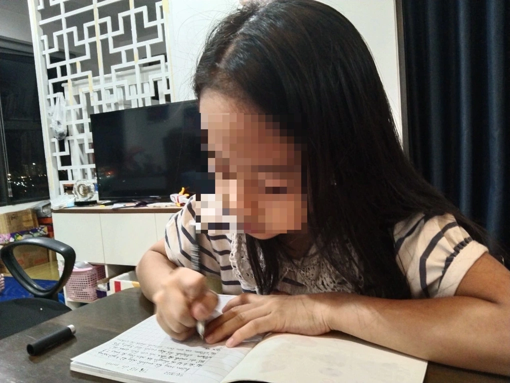 Karyawan perempuan coba curi kertas A4 perusahaan, kaget dengan ucapan anaknya - 3 Nữ nhân viên tính chôm giấy A4 của công ty, sững người trước lời con nhỏ - 3