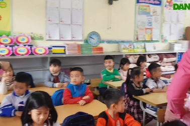 Phát khẩu trang miễn phí cho các em học sinh Trường Tiểu học Nguyễn Trãi.