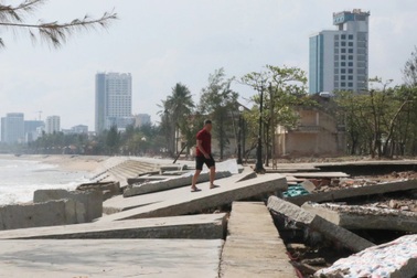 Kè biển hàng chục tỷ đồng bị bão Bualoi "xé nát"