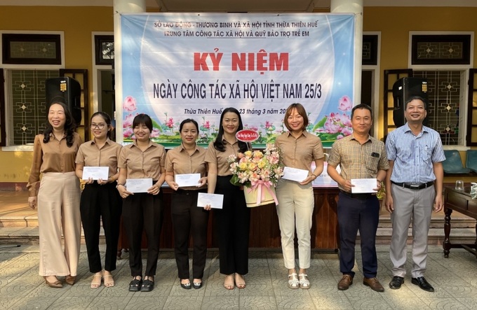 Tặng hoa, quà chúc mừng cho các cán bộ, nhân viên đang công tác tại Trung tâm Công tác xã hội và Quỹ Bảo trợ trẻ em tỉnh Thừa Thiên Huế