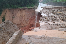 Sạt lở nghiêm trọng, 2 xã ở Bình Định bị chia cắt