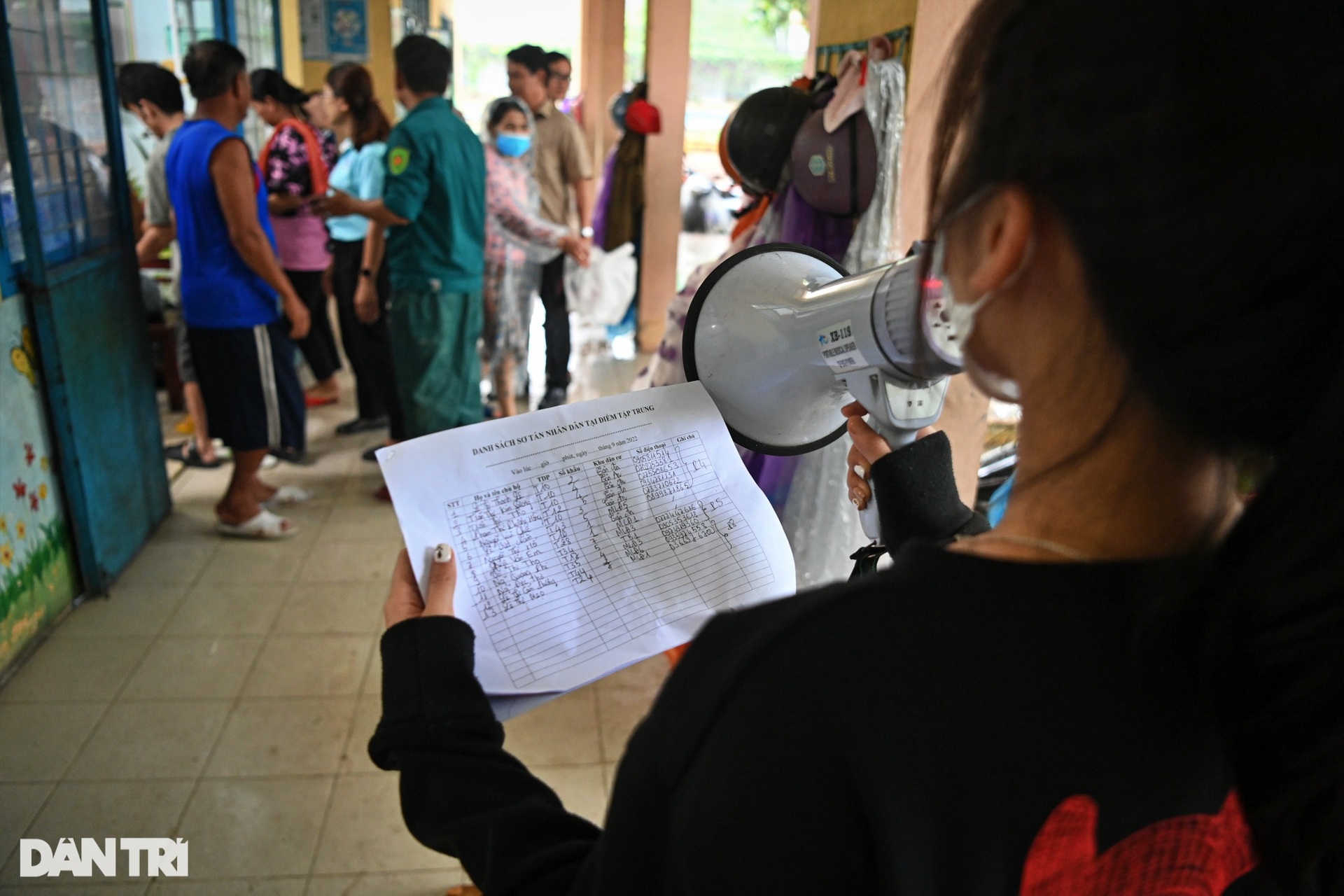 Đà Nẵng: Đi từng ngõ, gõ từng nhà vận động người dân đi trú bão - 4 Đà Nẵng: Đi từng ngõ, gõ từng nhà vận động người dân đi trú bão - 4