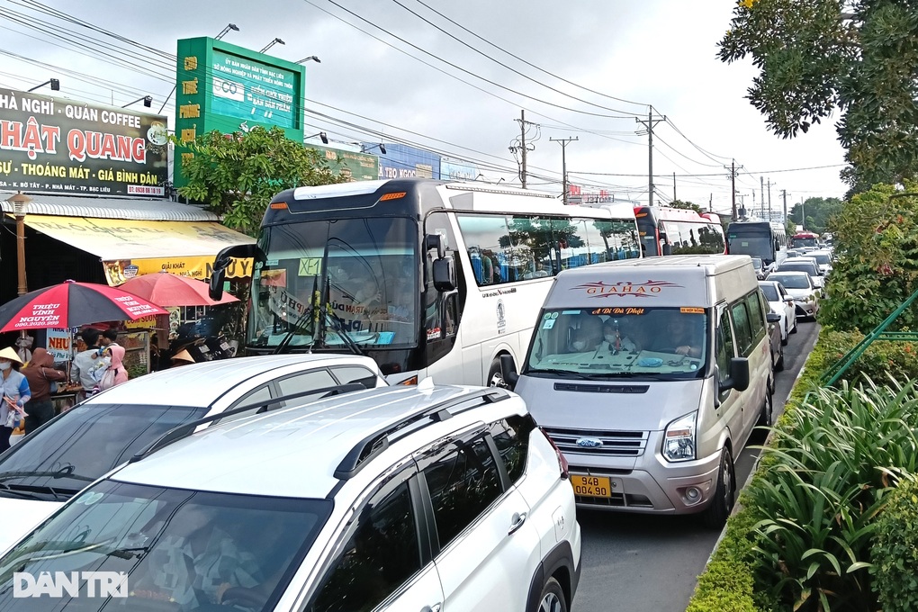 Nườm nượp người chen chân vía Mẹ Nam Hải đầu năm mới - 1 Nườm nượp người chen chân vía Mẹ Nam Hải đầu năm mới - 1