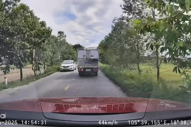 Tài xế xe tải sử dụng đèn xin-nhan để báo hiệu cho xe đi sau