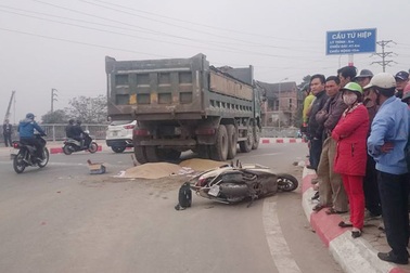 Hà Nội: Xe tải cán chết 2 người đi xe máy