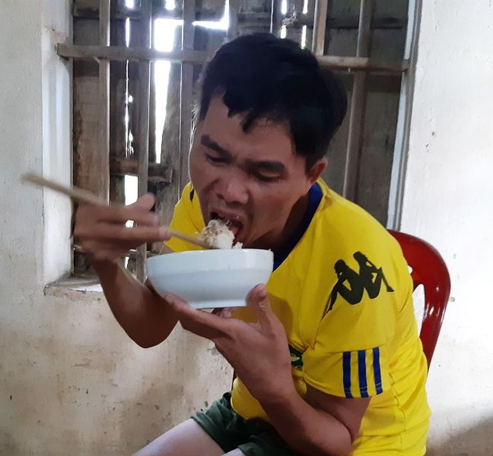 Bà Ngọ bảo: Khổ nhất là mỗi lần làm vệ sinh cho đứa cháu tâm thần - 2 Bà Ngọ bảo: Khổ nhất là mỗi lần làm vệ sinh cho đứa cháu tâm thần - 2