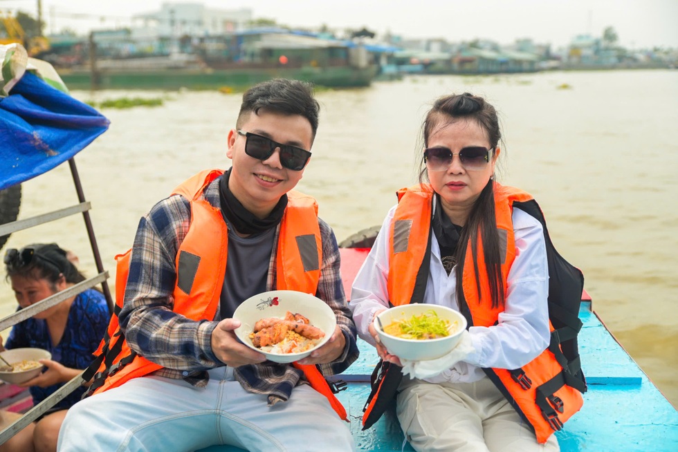 Mẹ U60 tự chạy xe máy đi phượt cùng con trai - 6 Mẹ U60 tự chạy xe máy đi phượt cùng con trai - 6