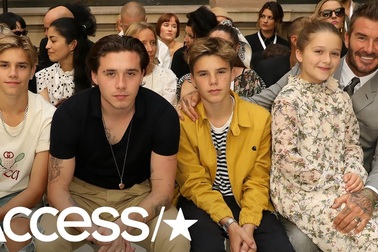 Gia đình đi xem show diễn của Victoria Beckham