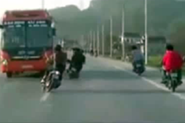 Ngông cuồng 8 "yêng hùng" lao vào đầu ô tô trêu tài xế