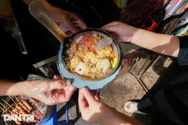 Bà chủ Hà Nội bán bánh mì bằng chảo Liên Xô thời bao cấp, hơn 40 năm tuổi