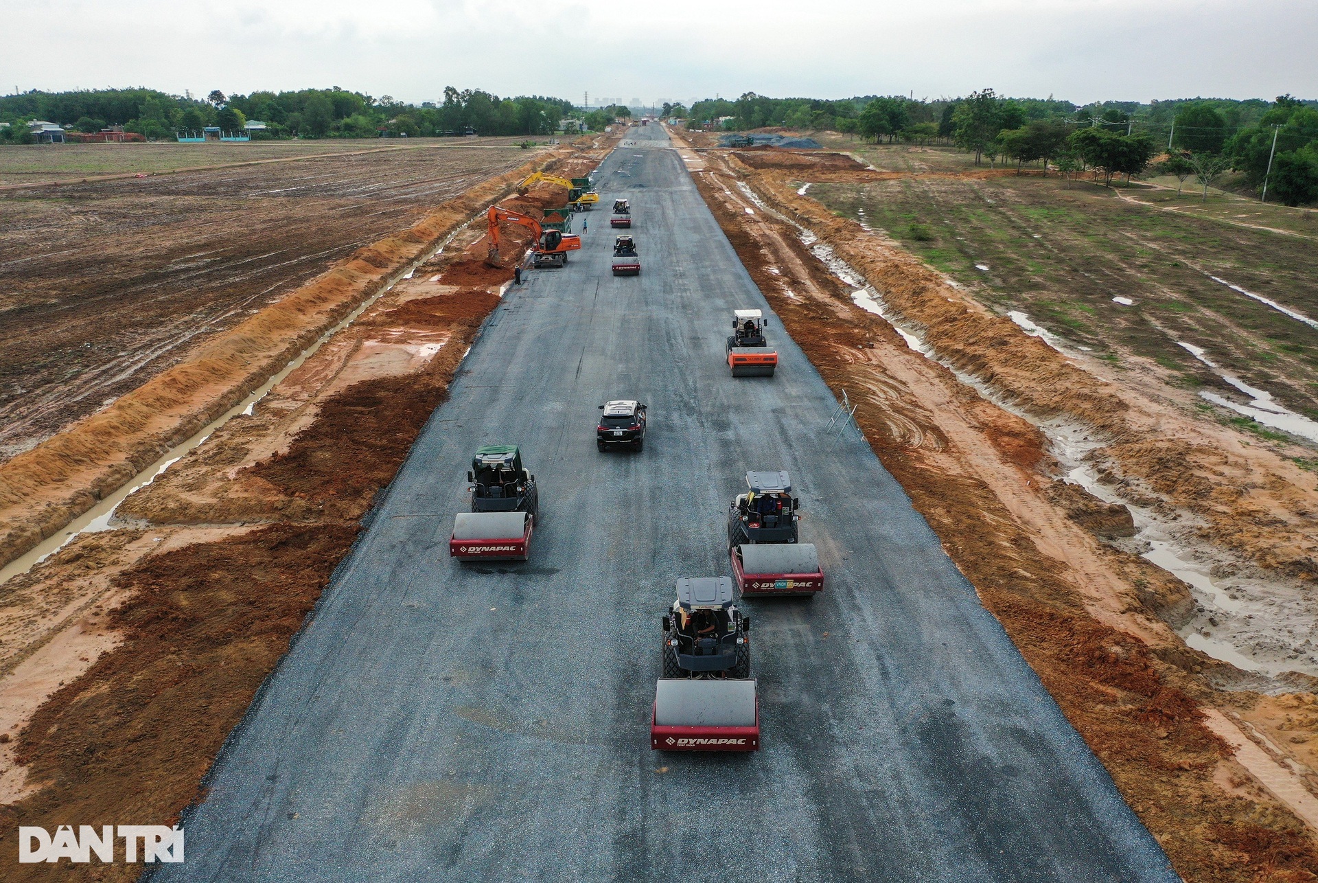 Chi chít nhà, cột điện giữa công trường Vành đai 3 TPHCM đoạn qua Đồng Nai - 2 Chi chít nhà, cột điện giữa công trường Vành đai 3 TPHCM đoạn qua Đồng Nai - 2