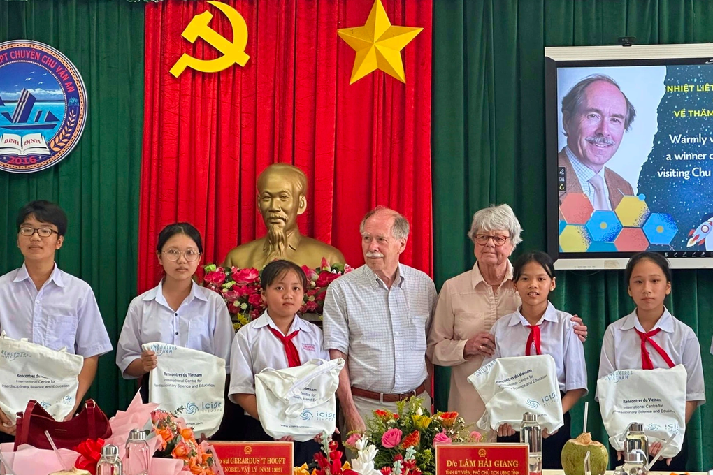 Giáo sư đoạt giải Nobel khuyên học sinh Việt Nam nên biết nhiều thứ tiếng - 1 Giáo sư đoạt giải Nobel khuyên học sinh Việt Nam nên biết nhiều thứ tiếng - 1