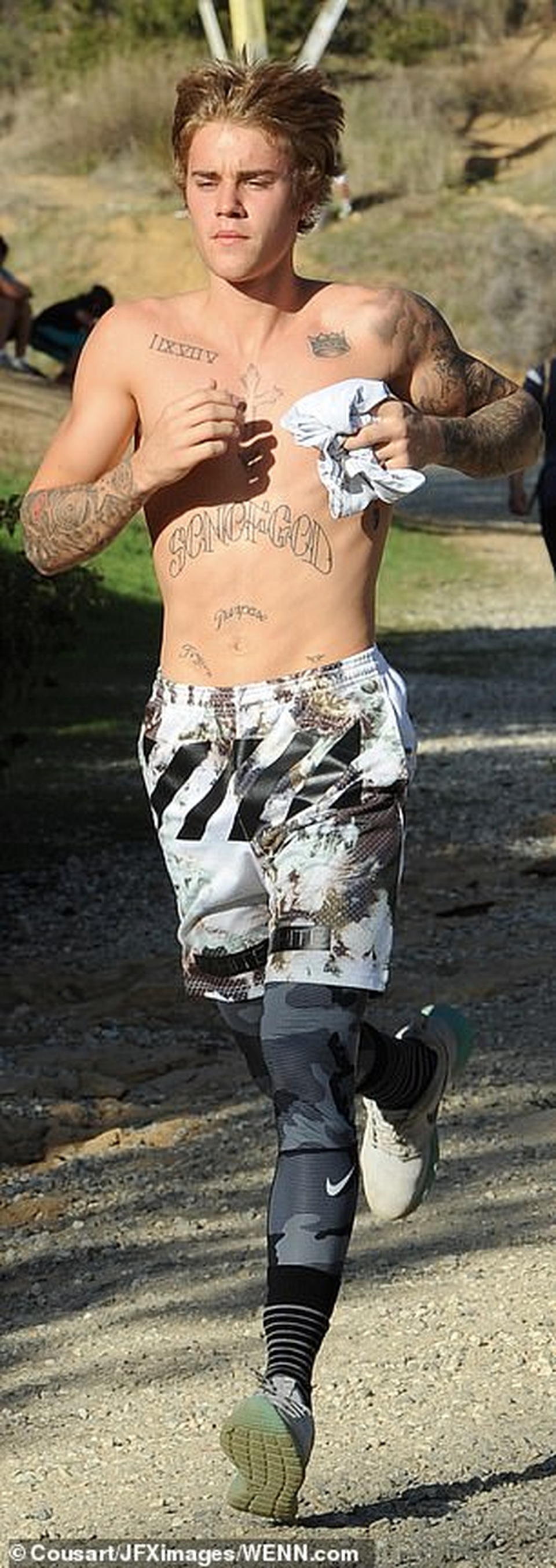 Justin Bieber cởi trần khoe hình xăm khủng - 3 Justin Bieber cởi trần khoe hình xăm khủng - 3