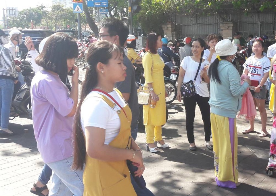 TPHCM: Chen chân chụp ảnh giữa trời nắng nóng ở đường hoa Nguyễn Huệ - 17 TPHCM: Chen chân chụp ảnh giữa trời nắng nóng ở đường hoa Nguyễn Huệ - 17