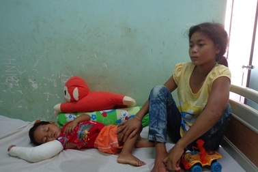 Bố mẹ và em út bị cây đổ đè tử vong, 5 con thơ không nơi nương tựa