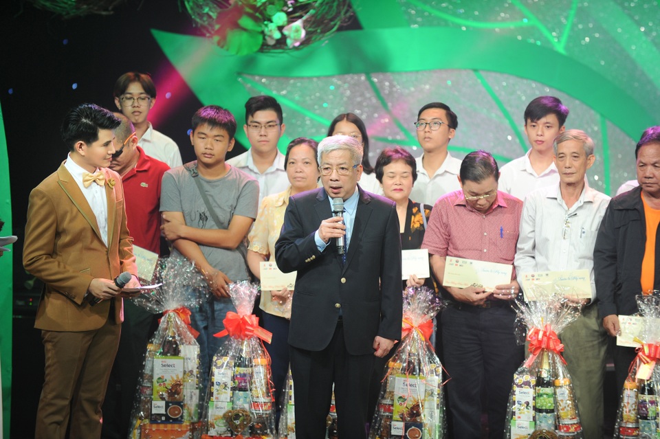 MC Vũ Mạnh Cường xúc động rưng rưng khi đọc thư liệt sỹ - 3 MC Vũ Mạnh Cường xúc động rưng rưng khi đọc thư liệt sỹ - 3