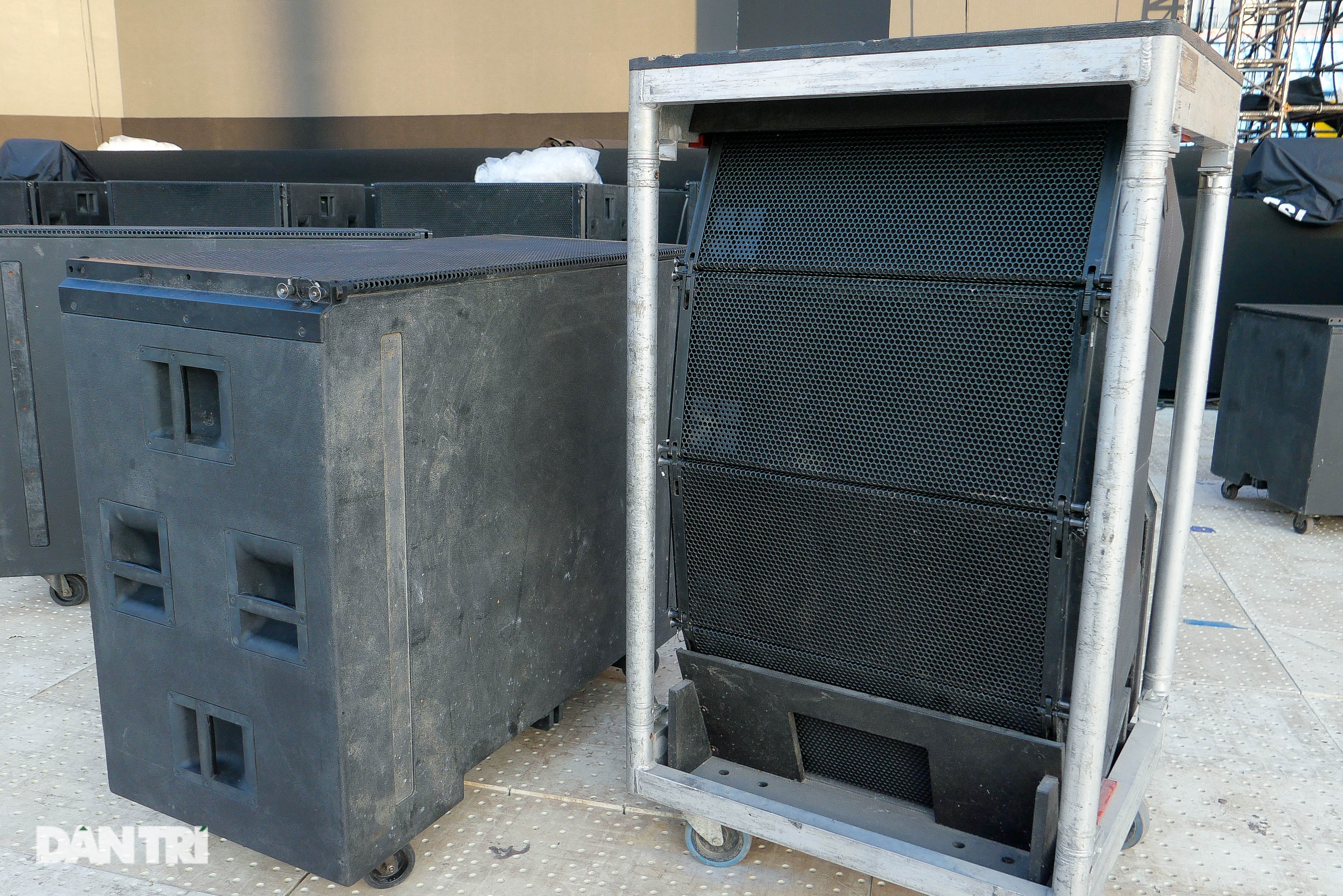 កម្មវិធី K-pop ត្រូវបានលុបចោល៖ កម្មករបានរុះរើប្រព័ន្ធសំឡេង និងភ្លើងយ៉ាងលឿន - ៧ Hủy show K-pop: Công nhân vội tháo dỡ hệ thống âm thanh, ánh sáng - 7