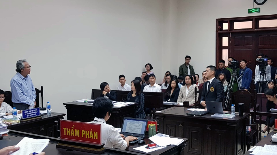 Bất ngờ dừng phiên xử vụ Tuần Châu Hà Nội kiện đạo diễn Việt Tú - 2 Bất ngờ dừng phiên xử vụ Tuần Châu Hà Nội kiện đạo diễn Việt Tú - 2