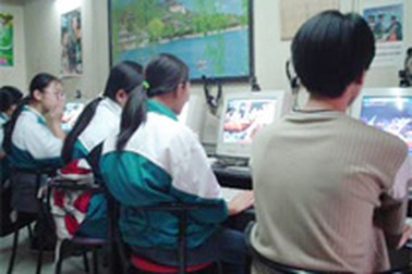 Áo trắng Hà thành “chơi đêm”