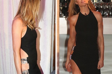 Choáng trước màn khoe chân với váy hở không nội y của siêu mẫu Anh