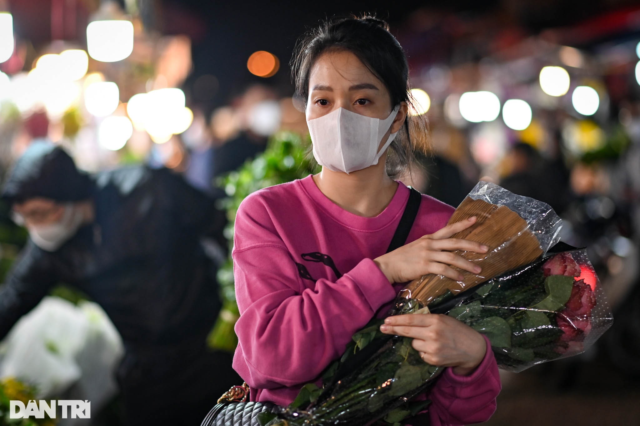 Đêm không ngủ tại chợ hoa lớn nhất Hà Nội trước ngày Phụ nữ Việt Nam 20/10 - 9 Đêm không ngủ tại chợ hoa lớn nhất Hà Nội trước ngày Phụ nữ Việt Nam 20/10 - 9