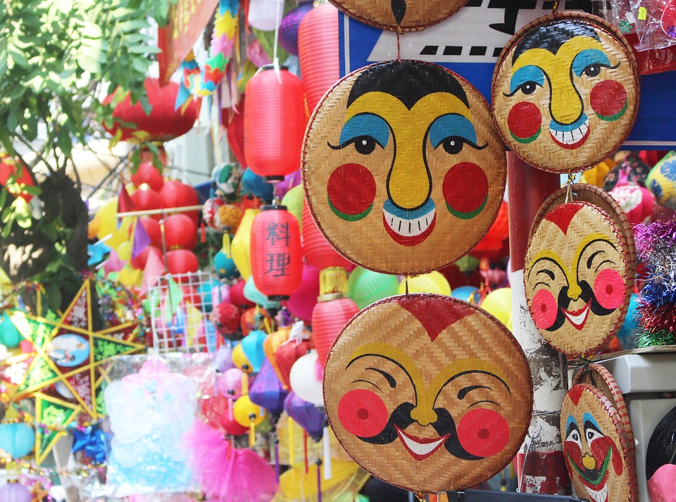 Trước thềm Tết trung thu: Phố Hàng Mã sôi động, tấp nập khách ra vào - 3 Trước thềm Tết trung thu: Phố Hàng Mã sôi động, tấp nập khách ra vào - 3