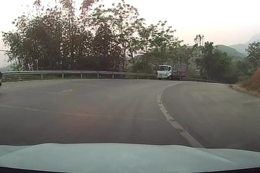Nhóm người đi xe máy nối đuôi nhau lấn làn ở góc đường cong trên đèo