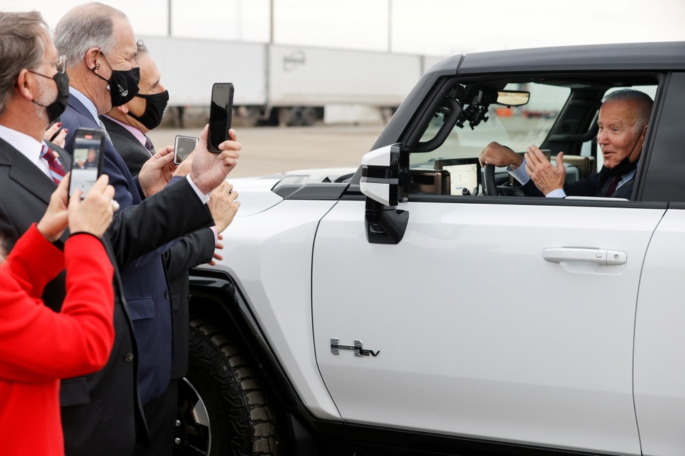 Tổng thống Biden đích thân cầm lái xe hơi chở mật vụ Mỹ - 3 Tổng thống Biden đích thân cầm lái xe hơi chở mật vụ Mỹ - 3