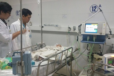 Rơi từ tầng 5 khu chung cư, bé 15 tháng tuổi nguy kịch