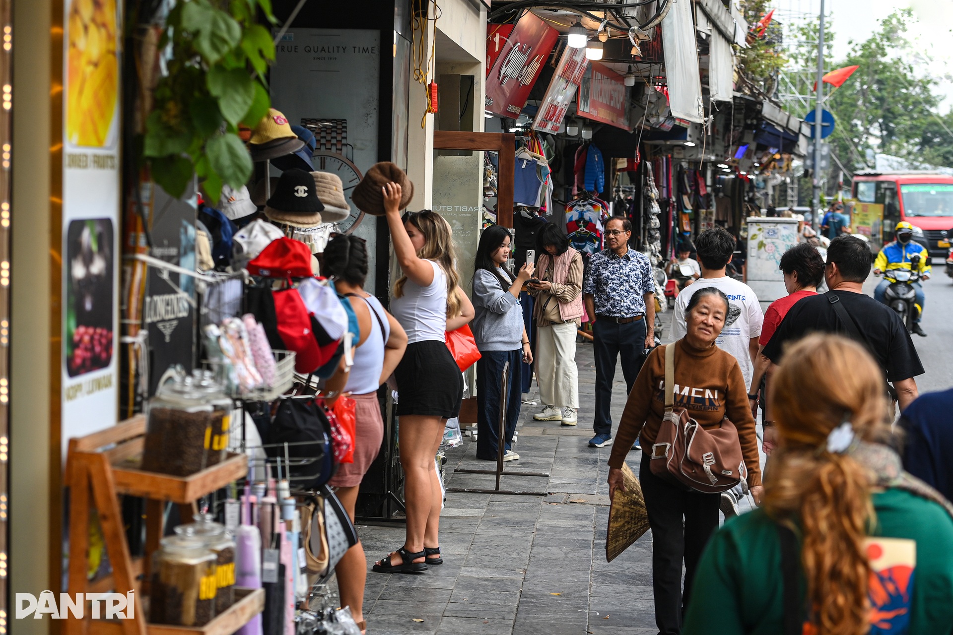 Vỉa hè 3 phường kiểu mẫu của Hà Nội thông thoáng sau 10 ngày dọn dẹp - 8 Vỉa hè 3 phường kiểu mẫu của Hà Nội thông thoáng sau 10 ngày dọn dẹp - 8