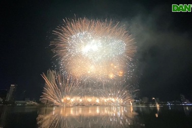 Những màn pháo hoa ấn tượng của hai đội Anh và Ba Lan
