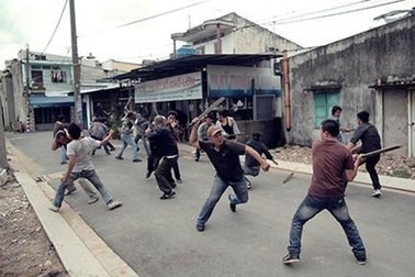 2 nhóm thanh niên vác dao, súng ra giải quyết mâu thuẫn