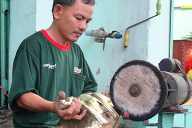Nghề đánh bóng lư đồng ngày Tết