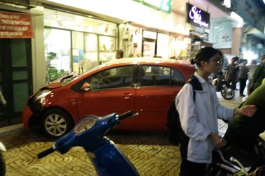 Hà Nội: Nữ tài xế lao ô tô vào tiệm trà chanh trên phố Hàng Bài