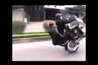 Những thanh niên bốc đầu xe máy và cái kết "xứng đáng"