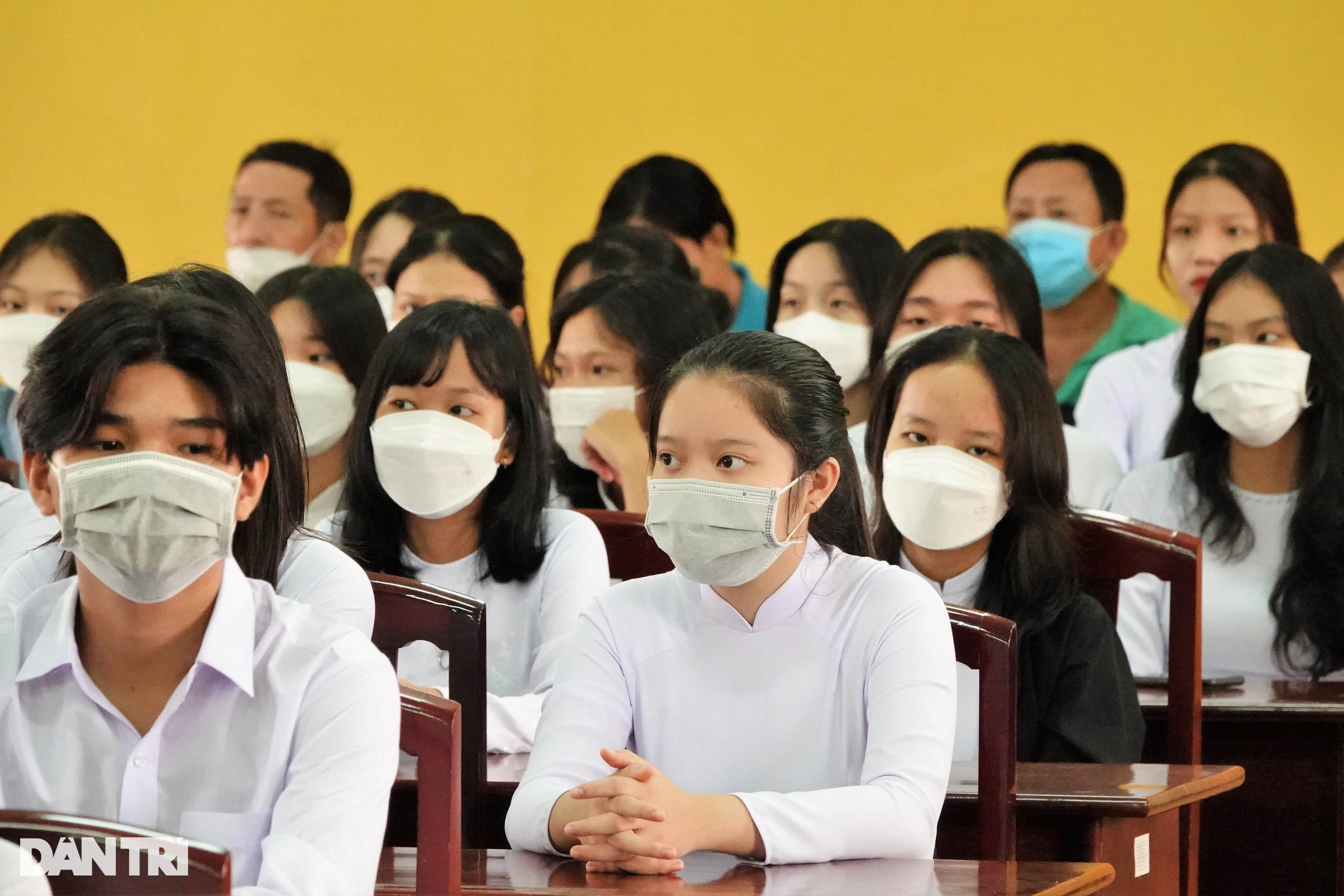 Báo Dân trí tặng 500 thẻ bảo hiểm y tế tới học sinh Hậu Giang - 2 Báo Dân trí tặng 500 thẻ bảo hiểm y tế tới học sinh Hậu Giang - 2