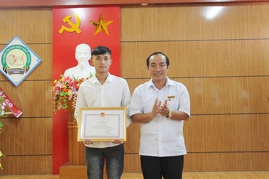 Khen thưởng nam sinh cứu 3 người bị sóng biển cuốn