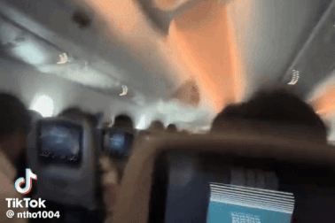 Hành khách vỗ tay vì cơ trưởng xử lý tài tình máy bay gặp dông lốc ở Hà Nội