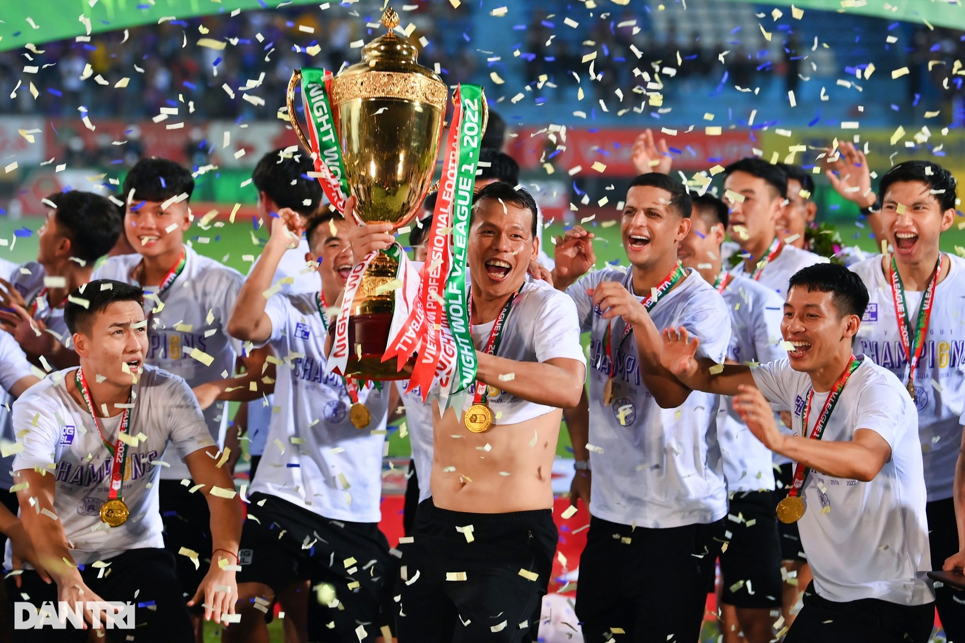 CLB Hà Nội ăn mừng đầy cảm xúc khi giành cúp vô địch V-League 2022 - 14 CLB Hà Nội ăn mừng đầy cảm xúc khi giành cúp vô địch V-League 2022 - 14