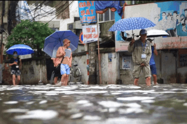 Nước bủa vây Bệnh viện K: Bệnh nhân ung thư khổ đủ đường "chạy lụt"