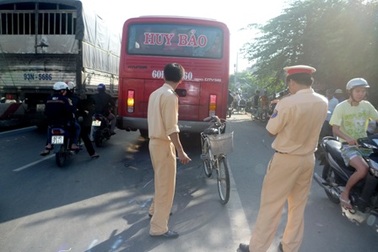 Bà bầu 3 tháng nhập viện vì bị ô tô hút vào gầm