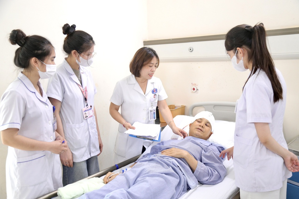 Xúc động chăm sóc người bệnh những giây phút sinh tử - 3 Xúc động chăm sóc người bệnh những giây phút sinh tử - 3